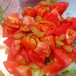 トマトときゅうり＆グリーンレーズンのサラダ